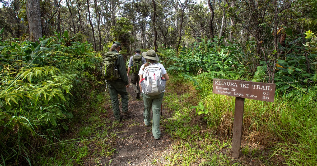 Contextual 2019 NPS photograph of hikers on Kīlauea Iki Trail; not the October 2026 rescue or its confirmed location.